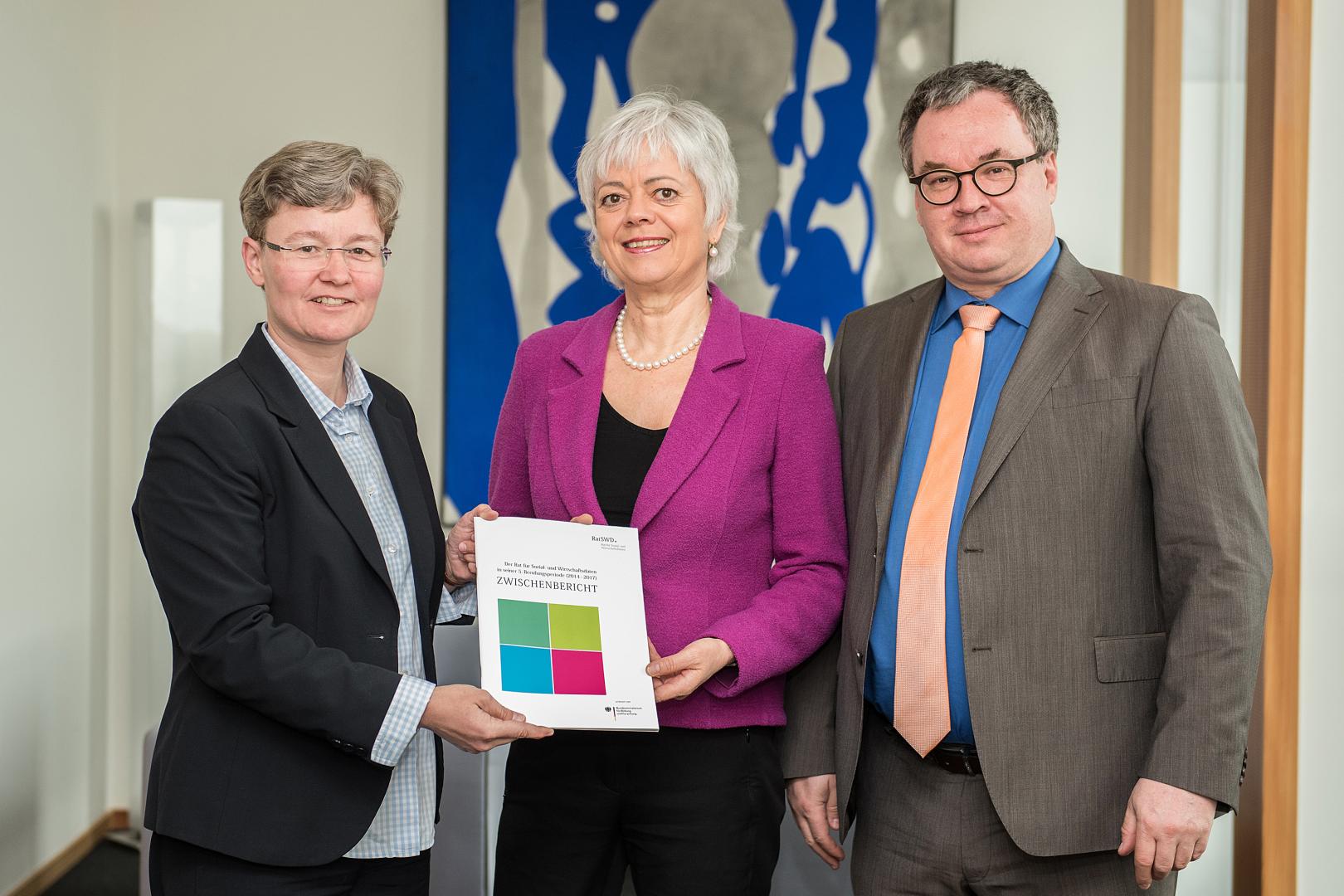 German Data Forum hands over activities report